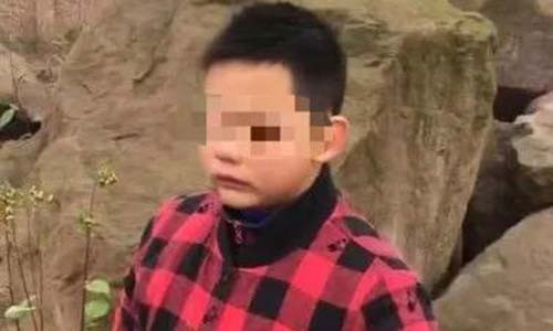 Be trai 10 tuoi hoang so den bao canh sat vi bi giat balo