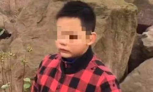 Be trai 10 tuoi hoang so den bao canh sat vi bi giat balo