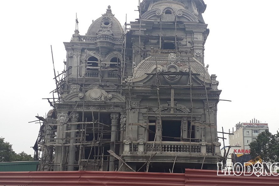 Ngôi biệt thự được thiết kế theo phong cách của Pháp với 4 mặt tiền. Ảnh: PV.