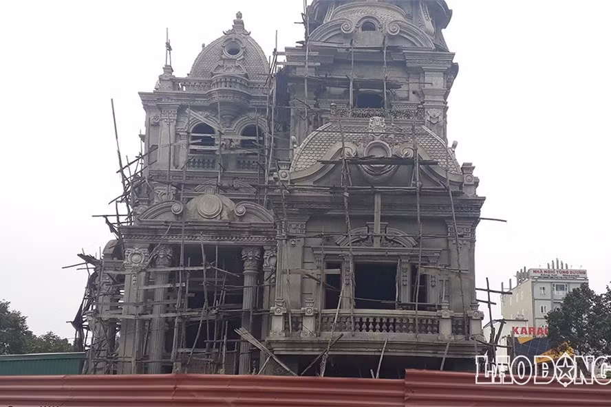 Ngôi biệt thự được thiết kế theo phong cách của Pháp với 4 mặt tiền. Ảnh: PV.