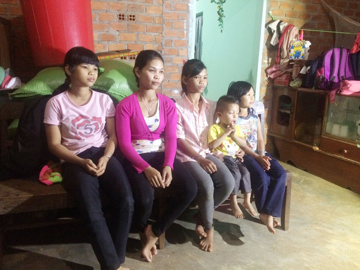 42 tuoi voi 8 lan sinh con va xay nha 3 lan van chua xong-Hinh-2