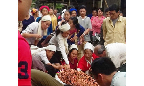 Gia đình làm lễ cho nạn nhân xấu số. Ảnh: CTV.