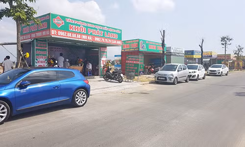 Các điểm môi giới BĐS mọc lên như nấm ở trục đường gần cầu Minh Mạng (Hoà Quý, Đà Nẵng).
