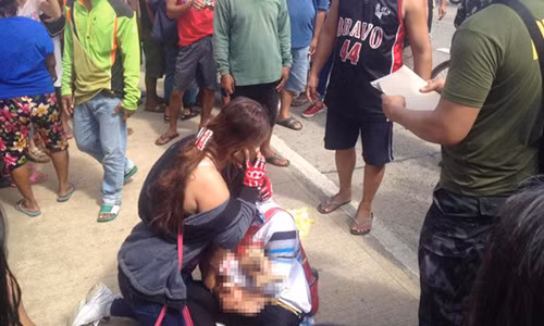 Me khoc ngat khi con trai 19 thang tuoi bong tu vong ngay truoc mat