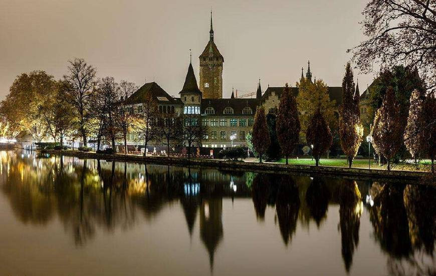 Zürich sở hữu nhiều kiến trúc châu Âu cổ kính, hấp dẫn nhiều du khách nước ngoài.