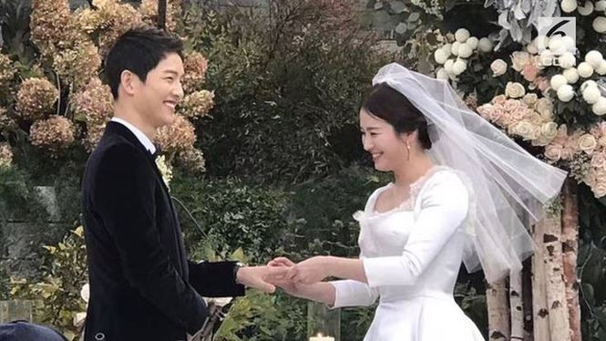 Bén duyên từ sau khi đóng chung phim "Hậu duệ mặt trời", cặp đôi Song Hye Kyo - Song Joong Ki đã có cái kết bất ngờ bằng đám cưới viên mãn vào tháng 10 năm ngoái. Nữ diễn viên mặt mộc đẹp nhất xứ Hàn hơn chồng 4 tuổi.