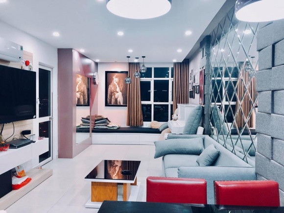 Sau một thời gian dài hoạt động nghệ thuật, Pha Lê đã tậu cho mình một căn hộ ở Quận 7, TP Hồ Chí Minh. Dù diện tích căn hộ không quá rộng nhưng nữ ca sĩ đã thiết kế thông minh để tận dụng không gian khoa học, tạo cảm giác rộng rãi. Đặc biệt phòng khách không chỉ dành để tiếp đón bạn bè, thư giãn mà còn là nơi có nhiều kỷ vật đáng nhớ của nữ ca sĩ này.