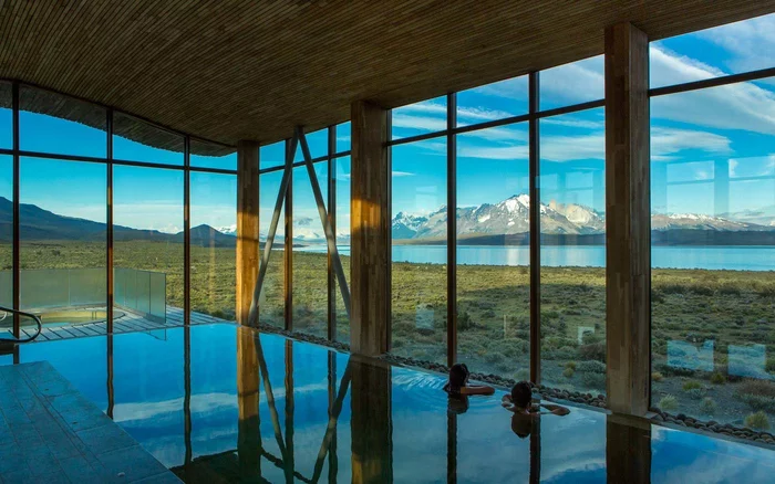 Tierra Patagonia, Chile Khu nghỉ dưỡng Tierra Patagonia nằm ở mũi cực nam của Chile. Bạn có thể vừa nằm sải thư giãn trong căn phòng ấm cúng vừa phóng tầm nhìn ra cảnh quan tuyệt đẹp của hồ Sarmiento và đỉnh núi của Vườn Quốc gia Torres del Paine. Giá phòng đôi ở đây từ 3.400 USD (hơn 77 triệu đồng) cho 1 người.