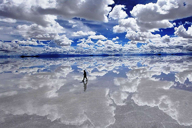 3.Salar de Uyuni, Bolivia Salar de Uyuni là một trong những điểm tham quan ngoạn mục nhất trên thế giới. Nơi này có một mỏ muối khổng lồ với diện tích 10.582 cây số, được bao phủ bởi một lớp muối dày vài mét. Khi nước biển tràn vào, toàn bộ mặt hồ giống như tấm gương phản chiếu.