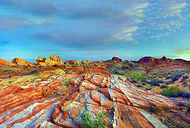 6.Công viên địa chất Trương Dịch, Trung Quốc Nơi này nổi tiếng với những phiến đá rực rỡ như sắc cầu vồng, được ví như là một tác phẩm nghệ thuật. Những vụn trầm tích từ sa thạch (đá cát) màu tích tụ lại sau thời gian tạo thành những vách đá khối, mang màu sắc tự nhiên.