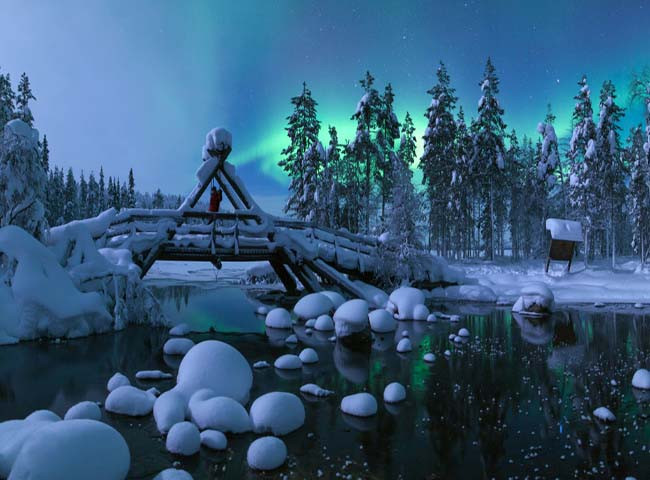9.Lapland, Phần Lan Lapland chính là quê hương của ông già Noel-Santa Claus. Đến đây du khách sẽ có cơ hội được trải nghiệm hoàng hôn trên những cánh đồng phủ đầy tuyết, và ánh sáng cực quang rực rỡ ngay trên đầu. Đó sẽ là những khoảnh khắc bất kỳ ai cũng không thể nào quên được.