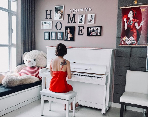 Chiếc đàn được đặt ở phòng khách để cô có thể thỏa sức thể hiện đam mê với âm nhạc.