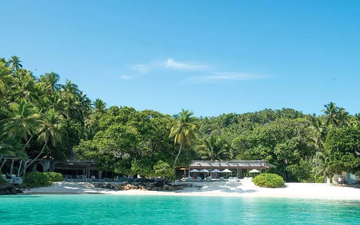 Đảo Bắc, Seychelles Diễn viên George Clooney hay Hoàng tử William đã chọn hòn đảo này để làm nơi nghỉ trăng mật. Đảo Bắc chỉ có 11 căn biệt thự với đầy đủ trang thiết bị cao cấp. Giá một đêm là 11.000 USD (hơn 250 triệu đồng). Trong biệt thự còn có khu rừng dừa và thậm chí là lối vào riêng cho một bãi biển riêng biệt.