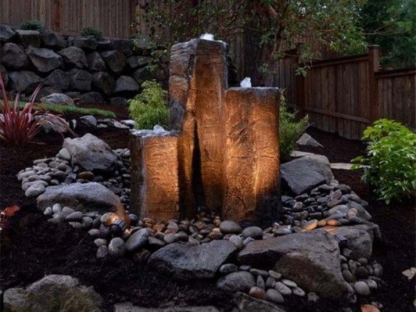 Một vài tượng đá được gắn kết tạo nên góc tiểu cảnh đầy ấn tượng. Thêm ánh sáng để góc nhỏ ngoại thất sân vườn thêm lung linh hơn khi có nước.