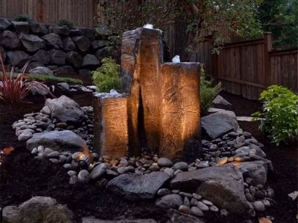 Một vài tượng đá được gắn kết tạo nên góc tiểu cảnh đầy ấn tượng. Thêm ánh sáng để góc nhỏ ngoại thất sân vườn thêm lung linh hơn khi có nước.