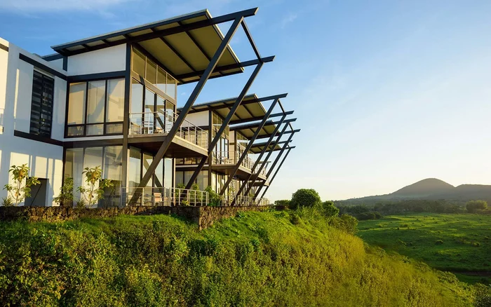 Pikaia Lodge, Ecuador Nếu đặt chân tới quần đảo Galapagos, bạn hãy thử tới khu nghỉ dưỡng xa hoa Pikaia Lodge. Khu nghỉ dưỡng này thân thiện với môi trường và được thiết kế cho khách du lịch ưa mạo hiểm. Pikaia Lodge nằm ở trung tâm và giúp bạn dễ dàng tiếp cận tất cả các hòn đảo. Một tuần nghỉ ngơi ở đây có giá từ 10.205 USD (hơn 232 triệu đồng) cho mỗi người.