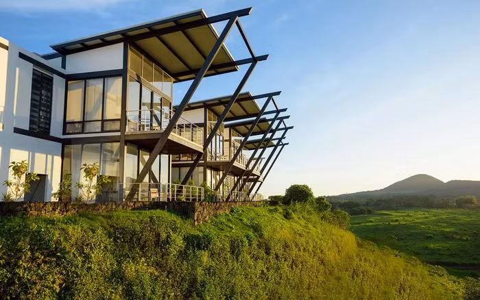 Pikaia Lodge, Ecuador Nếu đặt chân tới quần đảo Galapagos, bạn hãy thử tới khu nghỉ dưỡng xa hoa Pikaia Lodge. Khu nghỉ dưỡng này thân thiện với môi trường và được thiết kế cho khách du lịch ưa mạo hiểm. Pikaia Lodge nằm ở trung tâm và giúp bạn dễ dàng tiếp cận tất cả các hòn đảo. Một tuần nghỉ ngơi ở đây có giá từ 10.205 USD (hơn 232 triệu đồng) cho mỗi người.