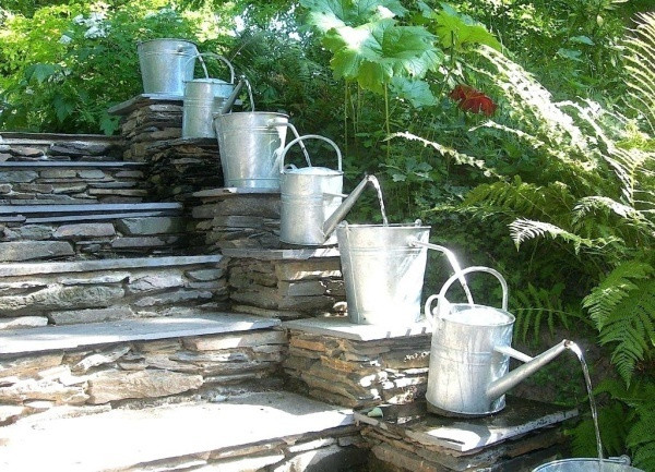 Vòi nước tưới từ trên xuống dưới, kết nối một cách ăn ý và khéo léo để không gian đẹp hơn, mát mẻ hơn khi đi lên những bậc thềm nhà.