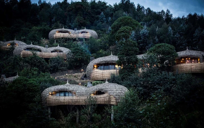 Bisate Lodge, Rwanda Bisate Lodge mới khai trương nằm ngay cạnh Công viên quốc gia Volcanoes ở phía Đông của đất nước Rwanda. Khu nghỉ dưỡng chỉ có 6 biệt thự, tất cả được thiết kế giống với cung điện của các vị vua Rwanda truyền thống, có lò sưởi trung tâm và sàn nhà nhìn ra núi lửa gần đó. Du khách sẽ có cơ hội sống giữa thiên nhiên và khám phá động vật hoang dã, chiêm ngưỡng loài khỉ đột lưng bạc quý hiếm. Phòng nghỉ có giá từ 1.100 USD (hơn 25 triệu đồng) cho mỗi người mỗi đêm.