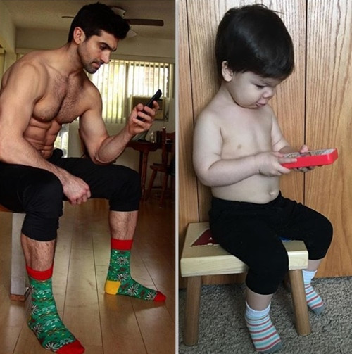 Katina cho biết cô nảy ra ý tưởng hài hước trên khi mà tình trạng Augie ghét mặc quần áo cứ liên tục tái diễn. Một lần, khi Augie chạy quanh nhà với chiếc áo sơ mi không cài cúc, Katina nhớ ra em trai Aristotle cũng có một bức ảnh tương tự, và thế là công cuộc gán ghép ảnh cho hai cậu cháu bắt đầu!