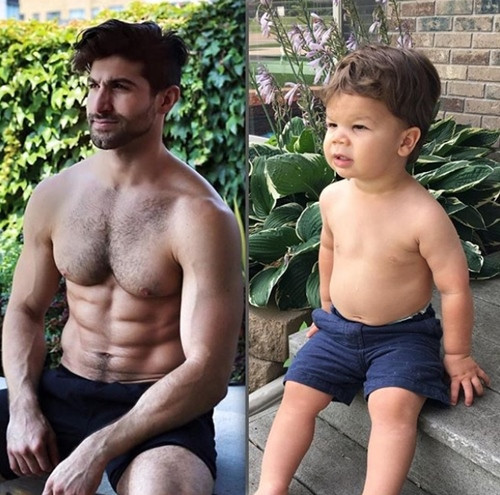 Katina đã ghép những bức ảnh của Augie - cậu con trai 1 tuổi của mình bên cạnh ảnh của Aristotle, với những trang phục, biểu cảm và cách tạo dáng tương tự, vừa để trêu chọc cậu em trai, vừa như một cách cổ vũ cho niềm đam mê của em mình. Đáng nói là trong khi Aristotle cao to vạm vỡ, thường xuyên để lộ thân hình múi nào ra múi nấy cùng gương mặt nam tính với hàng râu quai nón thì Augie lại vô cùng bé nhỏ, bụng chỉ độc 1 múi, thậm chí nhiều lúc ra vẻ thật “ngầu” cho giống cậu Aristotle nhưng vì làm chưa tới nên khiến nhiều người không khỏi bật cười!