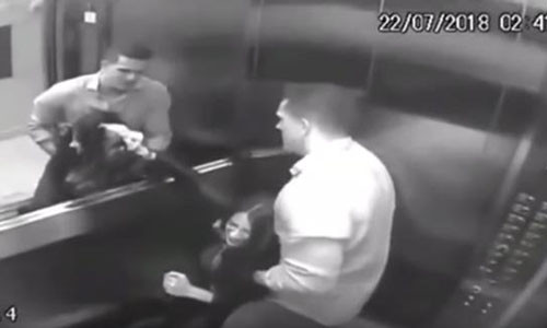 Chong danh vo trong thang may den chet, vut xac tu tang 5