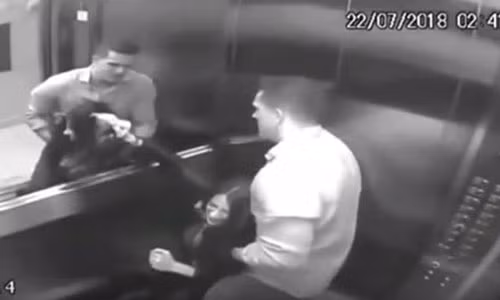 Chong danh vo trong thang may den chet, vut xac tu tang 5