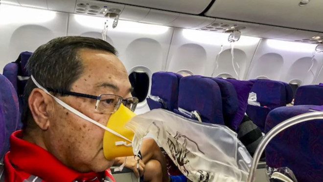 Một người bạn của ông Eugene Chow trên chuyến bay CA106 đeo mặt nạ dưỡng khí nhưng vẫn thấy khó thở. Ảnh: SCMP.
