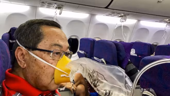Một người bạn của ông Eugene Chow trên chuyến bay CA106 đeo mặt nạ dưỡng khí nhưng vẫn thấy khó thở. Ảnh: SCMP.