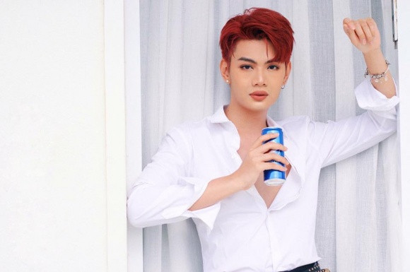 Không chỉ thích chơi búp bê, Đào Bá Lộc còn có đam mê với việc làm đẹp. Những đoạn livestream về trang điểm trên Facebook của anh luôn nhận được rất nhiều sự theo dõi từ cư dân mạng.