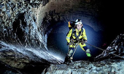 Một thành viên của nhóm thám hiểm kiểm tra hang động Shuanghe ở thành phố Tuân Nghĩa thuộc tỉnh Quý Châu, Trung Quốc.