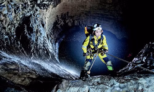 Một thành viên của nhóm thám hiểm kiểm tra hang động Shuanghe ở thành phố Tuân Nghĩa thuộc tỉnh Quý Châu, Trung Quốc.