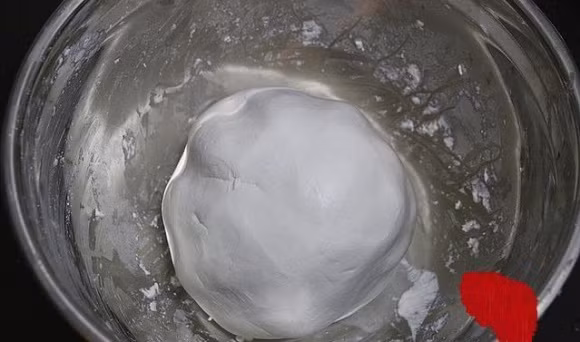 Nguyên liệu cần chuẩn bị làm bánh nếp đậu đỏ: - Bột nếp - Đường, nước ấm - Đậu đỏ Cách làm bánh nếp đậu đỏ: Cũng như những món bánh thông thường khác, món bánh nếp đậu đỏ này có cách chế biến rất đơn giản. Nào chúng ta cùng bắt tay vào thực hiện theo các hướng dẫn chi tiết dưới đây nhé. Đầu tiên bột sẽ được nhào kĩ với lượng nước ấm vừa đủ đến khi mịn và dẻo