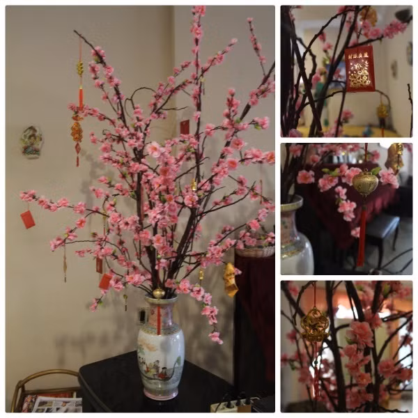 Dù là Tết dương lịch, bạn cũng có thể thổi làn gió ấm áp và hạnh phúc cho không gian sống thêm bình yên nhờ những loài hoa đặc trưng của mùa xuân. Điểm xuyết một vài góc nhỏ trong nhà với hoa đào, hoa đồng tiền, thược dược... Không gian sống của bạn sẽ thêm vui vầy khi đón xuân về.