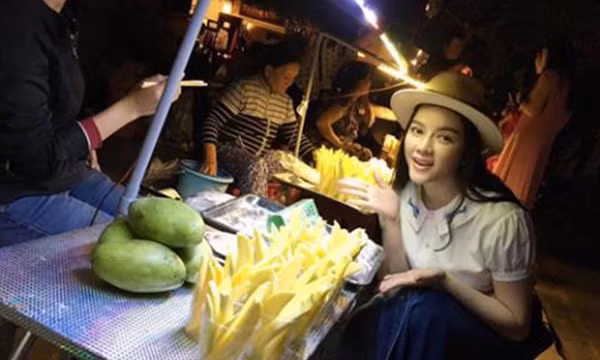 Cô nàng rất thích ăn vặt nên khi có dịp lang thang ở các khu chợ, những món ăn dân dã luôn thu hút Lý Nhã Kỳ.