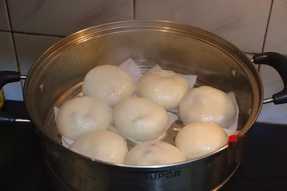 Cuối cùng, gắp những chiếc bánh ra bát, cho thêm một chút mật ong và thưởng thức.