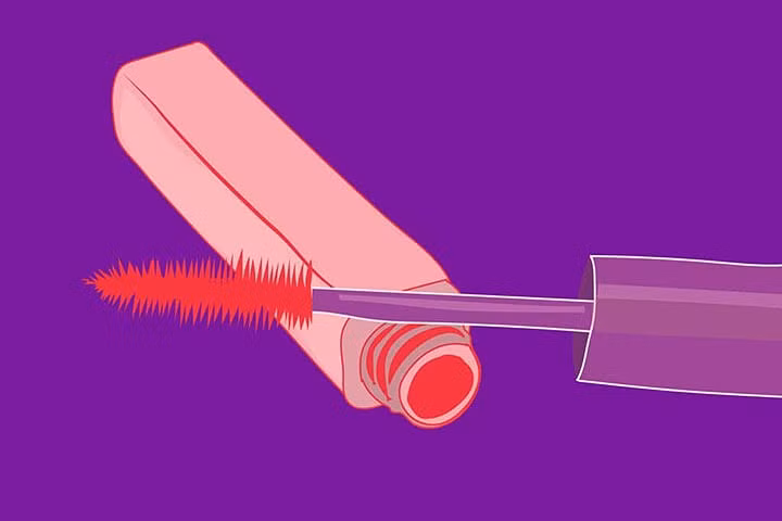 Sử dụng loại mascara không thấm nước: Loại mascara này giúp bạn khi đi bơi hoặc dưới trời mưa không bị nhòe, nhưng ngược lại, loại mascara này có một nhược điểm là khô và bám chắc vào lông mi, do vậy rất khó loại bỏ và khiến cho lông mi bị khô dễ gãy rụng.