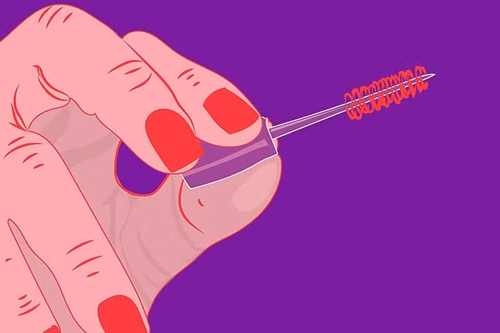 Sử dụng đồ trang điểm hết hạn: Mascara cũ có thể chứa các vi khuẩn, do đó có thể gây tê rát, tổn thương và nhiễm khuẩn mi mắt khi sử dụng.