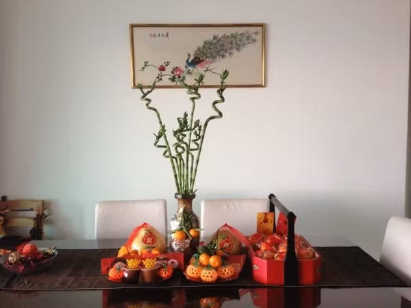 Màu đỏ luôn được nhìn thấy ở những không gian sống của người phương Đông. Vì thế, không quá khó khăn khi bạn chọn sắc màu này cho ngôi nhà của mình. Từ việc trang trí sân vườn đến bên trong, chỉ cần chút điểm xuyết với sắc đỏ là đủ để căn phòng thêm vui tươi, rộn ràng đón năm mới.