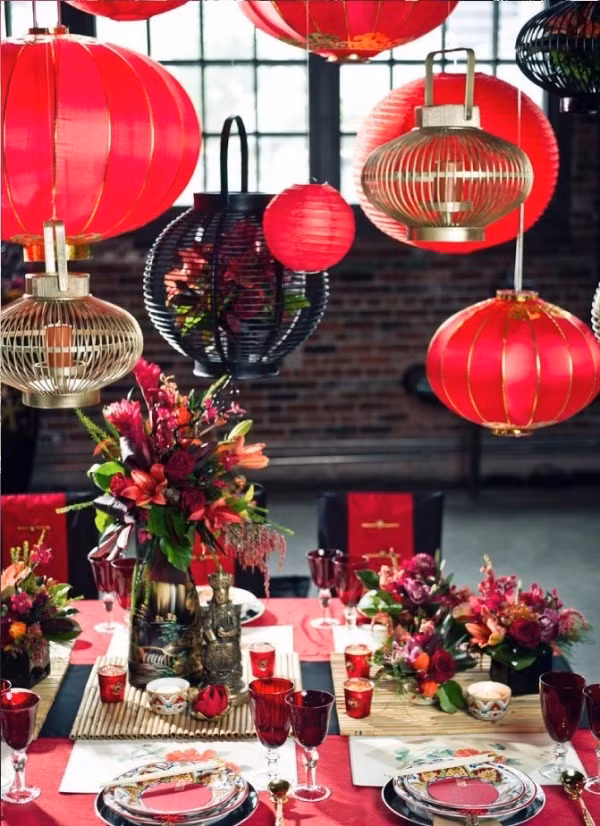 Đèn lồng màu đỏ khá dễ tìm kiếm trong những cửa hàng bán đồ lưu niệm vào dịp cuối năm. Ngôi nhà của bạn thêm rực rỡ và nổi bật nhờ ý tưởng đơn giản đầy thú vị này.