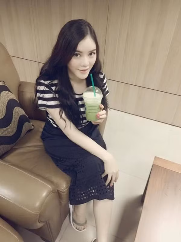 Cởi bỏ tấm áo đắt tiền, khoác trên người trang phục giản dị, phong cách đời thường của Lý Nhã Kỳ vẫn rất thu hút.