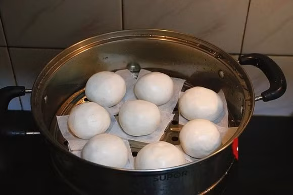 Cho những viên bánh được nặn tròn lên nồi hấp, hấp trên bếp nhỏ lửa khoảng 20 phút.