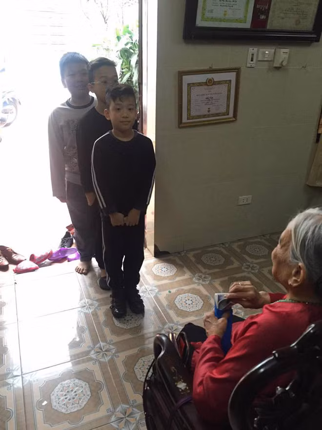 Các bé đã ngoan ngoãn xếp hàng nhận lì xì từ bà.