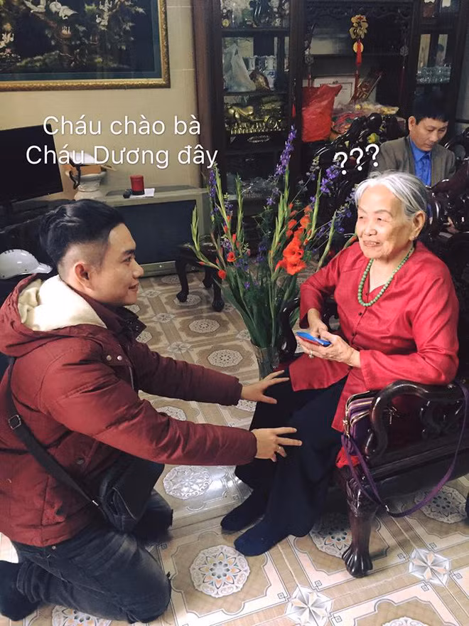 Tới lượt thanh niên "lớn đầu rồi". "Bà ơi mừng tuổi cho cháu với ạ"!