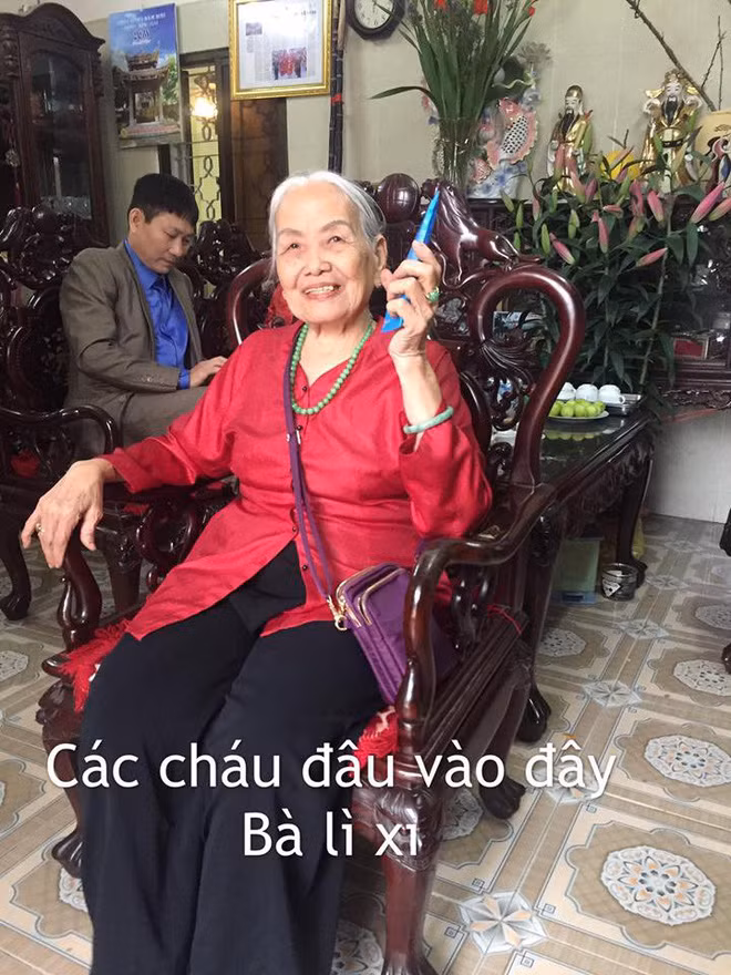 Mới đây, cộng đồng mạng đang truyền tay nhau một bộ ảnh hài hước kể về câu chuyện lì xì đầu năm khiến nhiều người bật cười nghiêng ngả. Đầu năm, bà mừng tuổi cho các cháu lấy lộc nào.