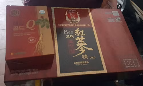 Hộp cao hồng sâm được bán cho các cụ với giá 9,8 triệu đồng. Ảnh: PV