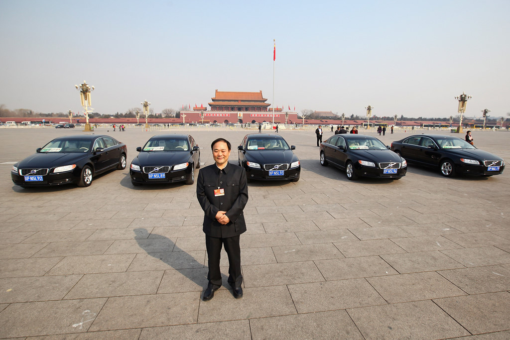 Không gian trưng bày của Geely ngoài hành lang Cobo Hall. Ảnh: Reuters. Được nhắc đến nhiều, nhưng công ty Geely đã có màn trình diễn khá bình thường nếu không muốn nói là tệ hại. Công ty Trung Quốc không thể "chen chân" vào "sảnh chính" - nơi dành cho các đại gia ôtô Mỹ. Geely chấp nhận thu gọn ở ngoài hành lang Cobo Hall, không gian chẳng có gì ngoài chiếc sedan màu bạc nhỏ thó mang tham vọng tạo nên lịch sử như "con bọ" Volkswagen Beetle, khi đặt giá bán dưới 10.000 USD. Khi các kỹ sư của công ty ôtô khác tới xem chiếc xe Geely và săm soi bên dưới nắp capo đều bịt mũi bỏ đi. Chiếc xe chẳng có gì ngoài 2 chữ "rẻ tiền". Geely rút lại kế hoạch chinh phục thị trường Mỹ sau màn trình diễn. Nhưng tham vọng vẫn còn đó, Li Shufu bắt đầu tìm cách mua lại các thương hiệu ôtô nước ngoài. Ông Li đã suy nghĩ về Volvo vào năm 2002 - ngay cả khi công ty chưa có một mẫu xe sản xuất thành công. "Tôi chỉ nghĩ rằng Ford lúc đó sở hữu nhiều thương hiệu, tới một thời điểm nào đó chúng tôi sẽ có cơ hội sở một trong số đó, và Volvo là thương hiệu yêu thích của tôi", Li Shufu nói. Đưa Volvo lên tầm cao mới Sau nhiều năm, trong một buổi phát biểu, ông Li từ từ rút ra trong túi áo một tờ giấy đã cũ, sau đó nói về những gì liên quan đến tin đồn Geely đang tìm cách mua Volvo. Trong tuyên bố, ông không cam kết, không xác nhận, không phủ nhận ý định mua Volvo từ nhà sản xuất ôtô Ford. "Tôi không thể phạm sai lầm. Geely là một công ty, chúng tôi phải tuân thủ những quy tắc về công bố thông tin", ông Li nói với phóng viên bên lề buổi phát biểu.