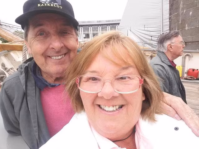 Sau tất cả, ông Bob và bà Julie lại trở về với nhau. Sau tất cả, ông Bob và bà Julie lại trở về với nhau.