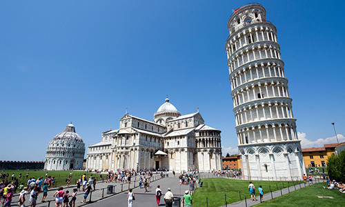 Tháp nghiêng Pisa được xây dựng trên Quảng trường Kỳ Diệu, thành phố Pisa, Ý (Ảnh: expatexplore.com)