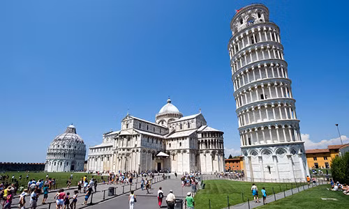 Tháp nghiêng Pisa được xây dựng trên Quảng trường Kỳ Diệu, thành phố Pisa, Ý (Ảnh: expatexplore.com)